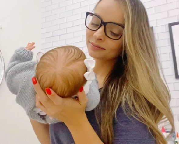 Mulher segura bebê reborn
