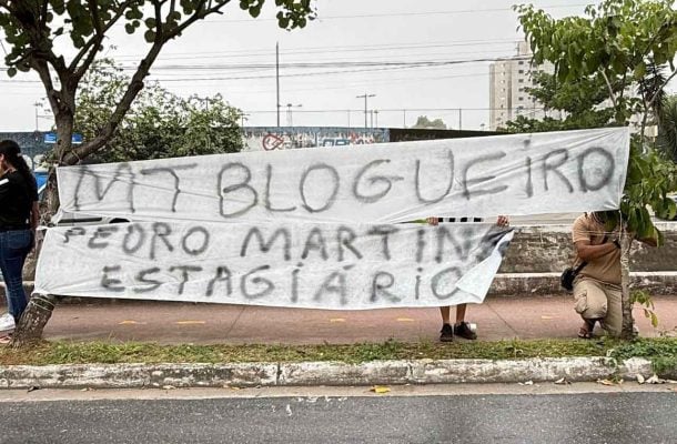 Torcida do Santos protesta na porta do CT Rei Pelé
