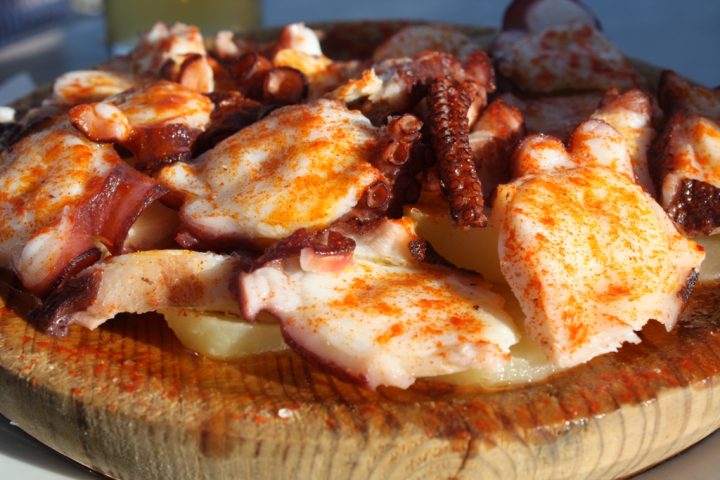 Para os amantes de frutos do mar, a gambas al ajillo (camarÃµes refogados no azeite, alho e pimenta) e o pulpo a la gallega (polvo cozido com batata, azeite e pÃ¡prica) sÃ£o imperdÃ­veis. 