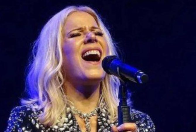 Bela aos 62 anos, Paula Toller percorre o Brasil com turnê: ‘Envelheci bem’