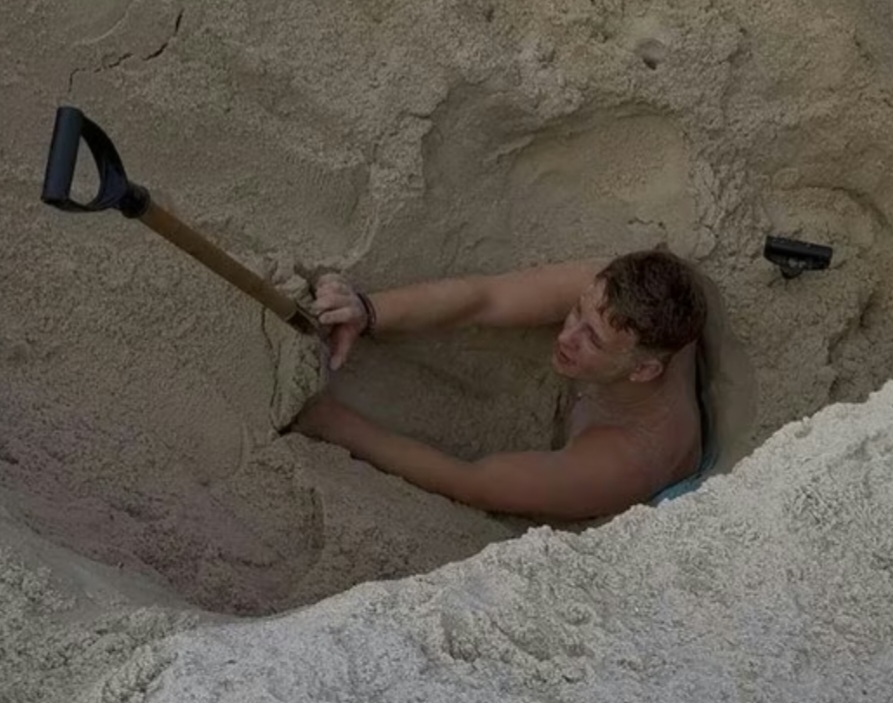 Turista fica preso na areia após cavar buraco em praia carioca