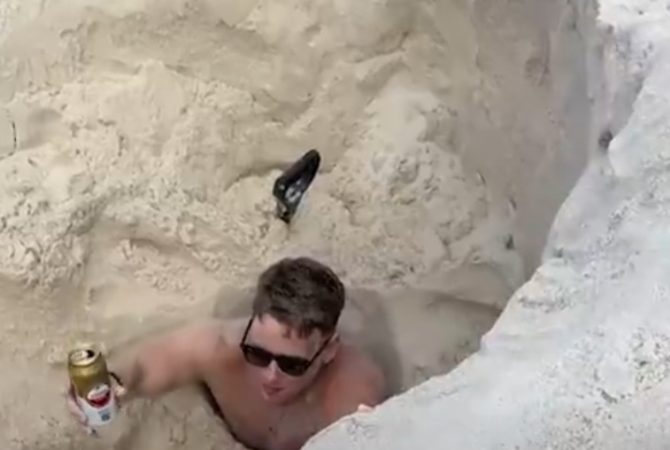Turista fica preso na areia após cavar buraco em praia carioca