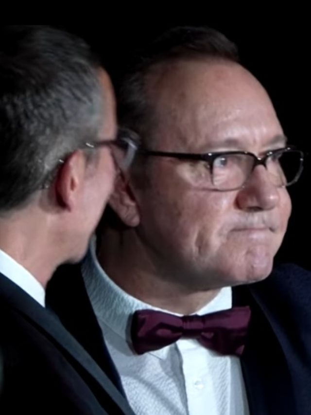Execrado em Hollywood por acusação sem provas – e inocentado 6 anos depois – Kevin Spacey é homenageado e chora