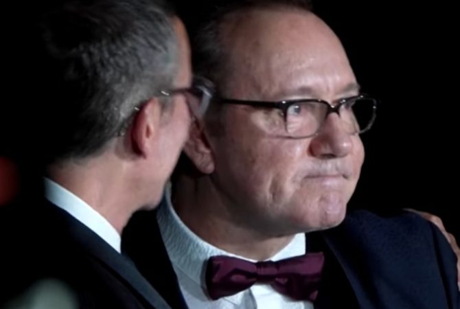 Execrado em Hollywood por acusação sem provas – e inocentado 6 anos depois – Kevin Spacey é homenageado e chora