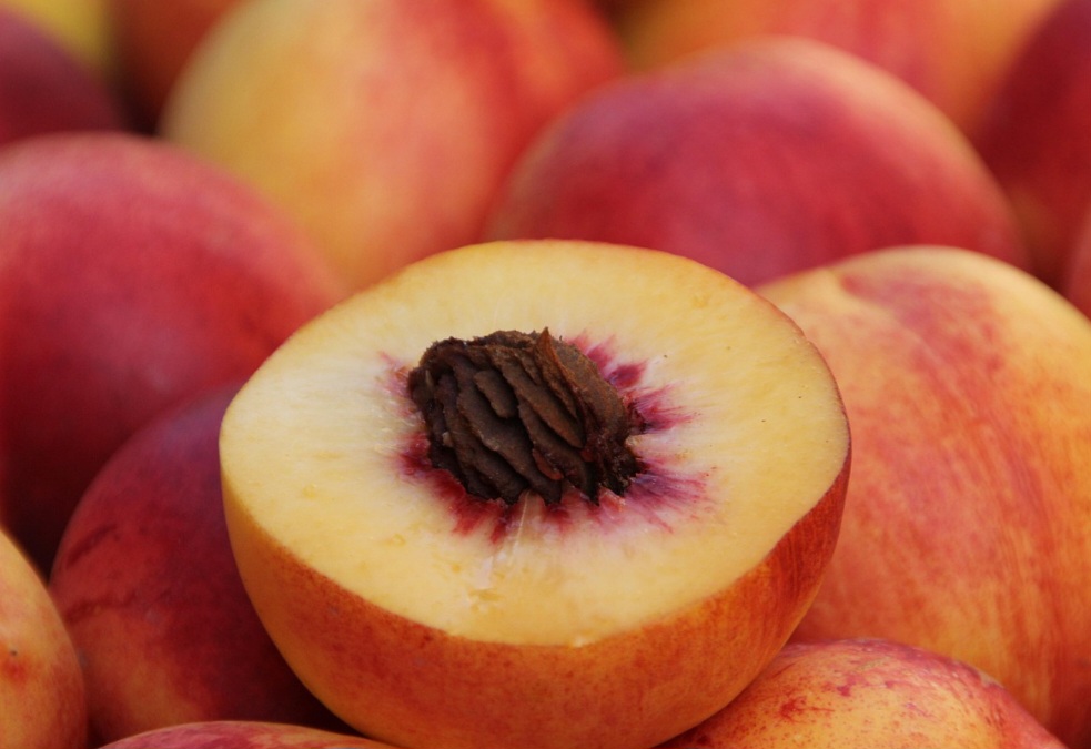 É rico em antioxidantes e vitamina C, que ajudam a combater os radicais livres e a proteger a pele dos danos causados pela exposição solar. Entre eles, estão flavonoides e antocianinas, que ajudam a prevenir o envelhecimento precoce-Pixabay