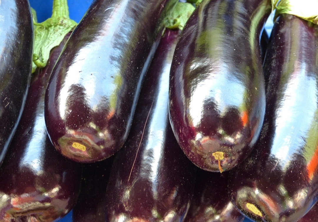 Existem vários tipos desse fruto, diferenciados pelas suas cores. As mais comuns são o vermelho-escuro ou roxo, mas pode também ser branca, embora esta seja rara.