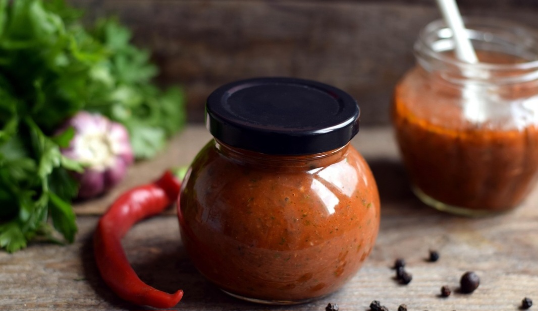 Quanto à alimentação, embalagens que impedem a inspeção visual ou grandes quantidades de comida são proibidas. Alimentos industrializados lacrados para consumo próprio geralmente passam, mas potes rígidos e garrafas com tampa podem sofrer restrições. A dica é priorizar embalagens leves e descartáveis.