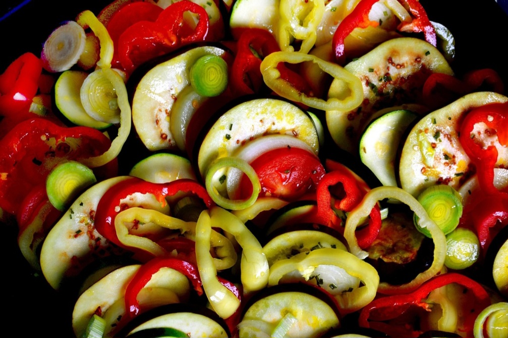 Comer a abobrinha com casca facilita o funcionamento do intestino, pois este legume tem uma grande quantidade de Ã¡gua e tambÃ©m de fibras.