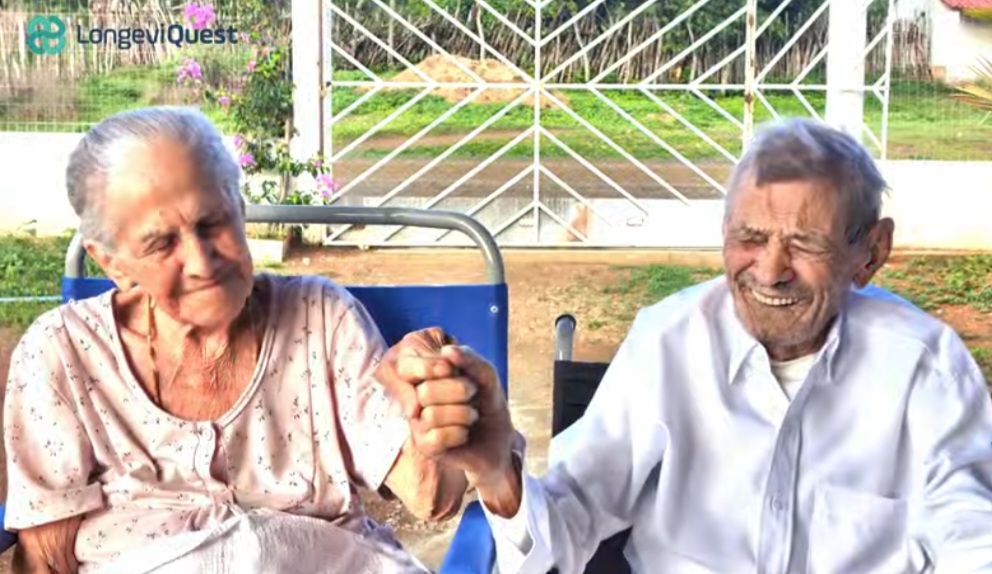 Eles dizem que o segredo de um casamento duradouro é "cultivar o amor e evitar vícios". No dia 20 de novembro de 2025 eles vão completar Bodas de Carvalho - uma referência à árvore que simboliza solidez e resistência. -Divulgação LongeviQuest 