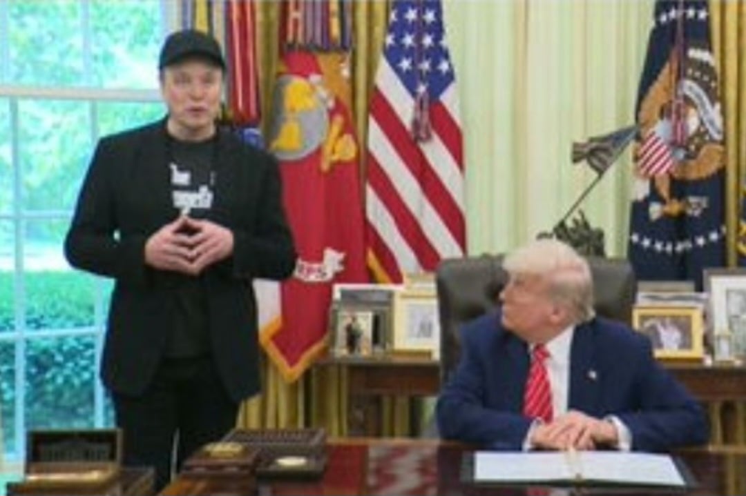 "Eu disse: 'Vá em frente, me dê um soco no rosto' E ele deu", disse Musk sobre o menino. 

Ao que Donald Trump disse: "Foi X que fez isso? ...X poderia fazer isso. Se você conhecesse X."

-Reprodução de vídeo 