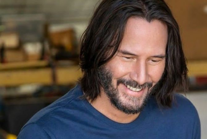 Keanu Reeves faz 61 anos em ótima fase no cinema e no amor
