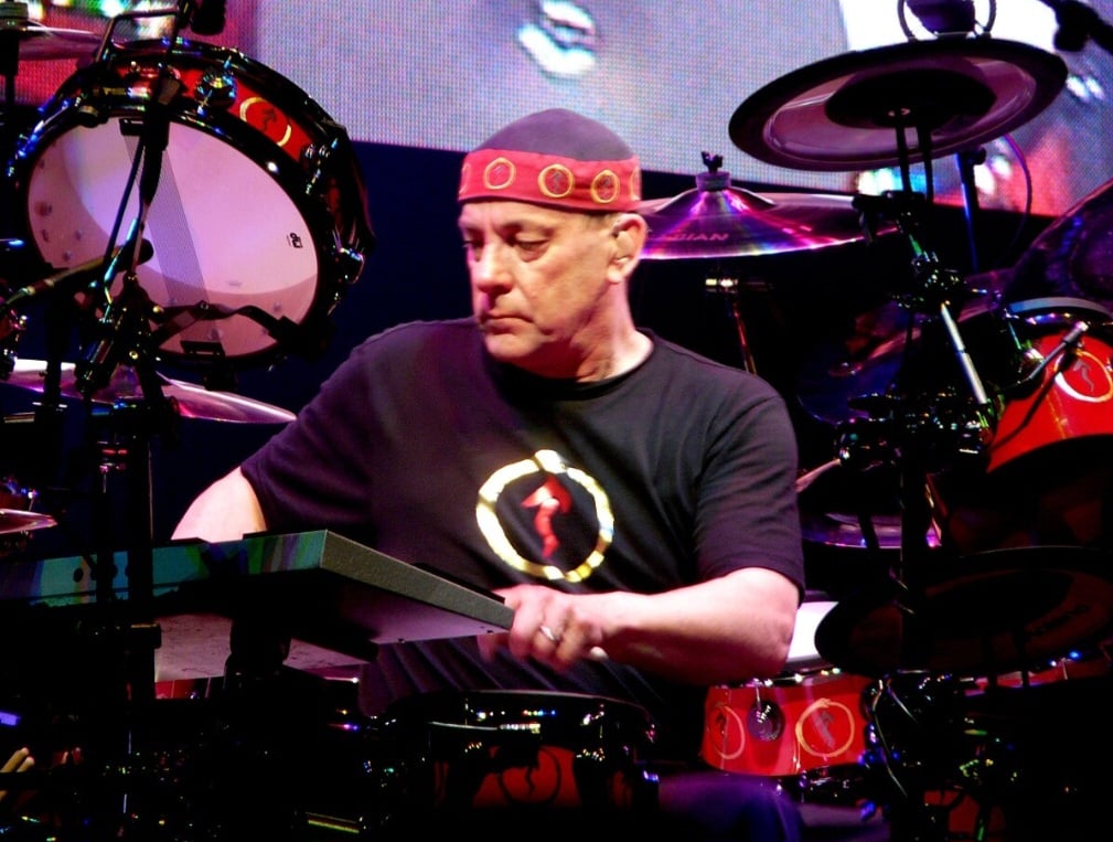 Neil Peart, baterista e letrista, faleceu em 7 de janeiro de 2020; os demais integrantes estão vivos.

