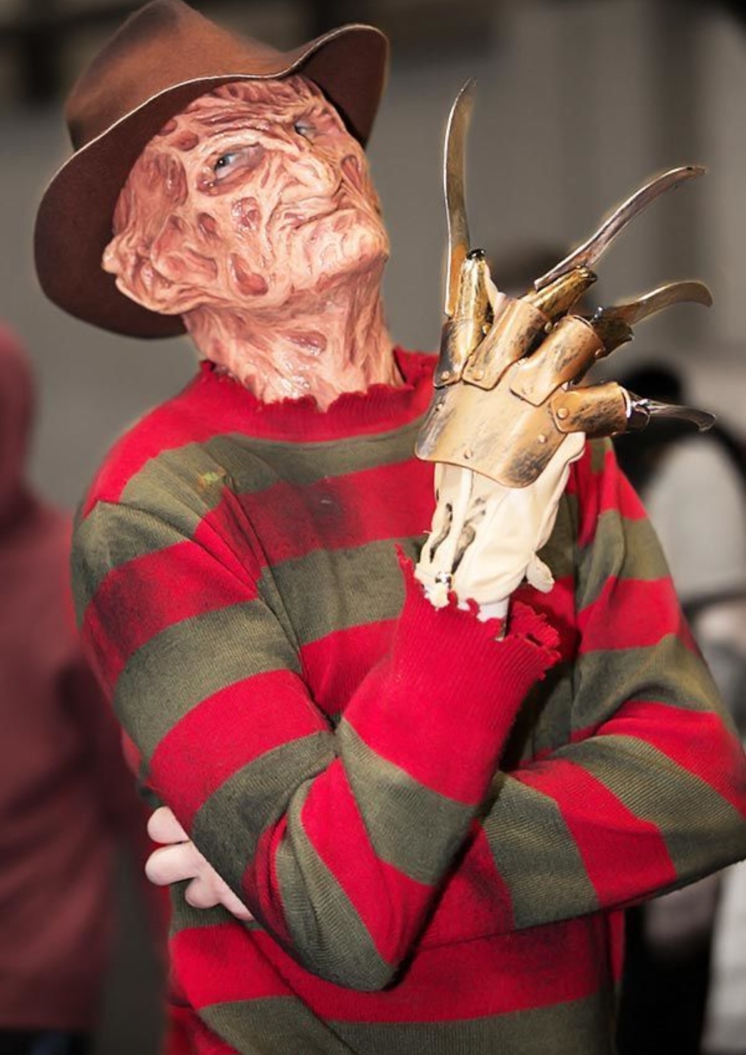 O motivo da roupa - Um dos pontos de destaque no vilão é a sua vestimenta. O ponto curioso é que Wes Craven baseou a roupa de Freddy Krueger em um mendigo que lhe dava muito medo e pavor quando era criança. 