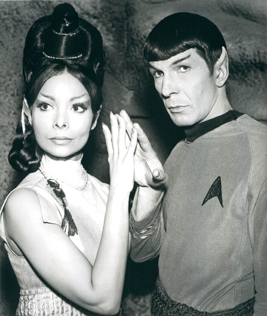 Spock – “Star Trek” (desde 1966) - Metade humano, metade vulcano, Spock é o oficial científico da nave Enterprise e representa a lógica pura e o controle emocional. Ele se tornou um ícone da ficção científica por sua postura racional e por lutar internamente entre a razão vulcana e os sentimentos humanos. Interpretado originalmente por Leonard Nimoy, é símbolo da coexistência entre culturas.