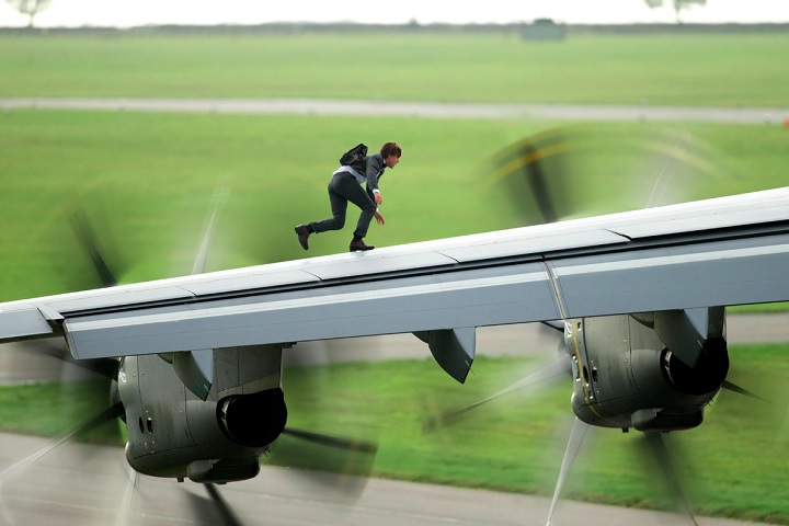 As cenas de ação mirabolantes continuaram, com destaque para a perseguição de moto em Casablanca e a sequência em que Tom Cruise fica pendurado do lado de fora de um avião.-Divulgação/Paramount Pictures