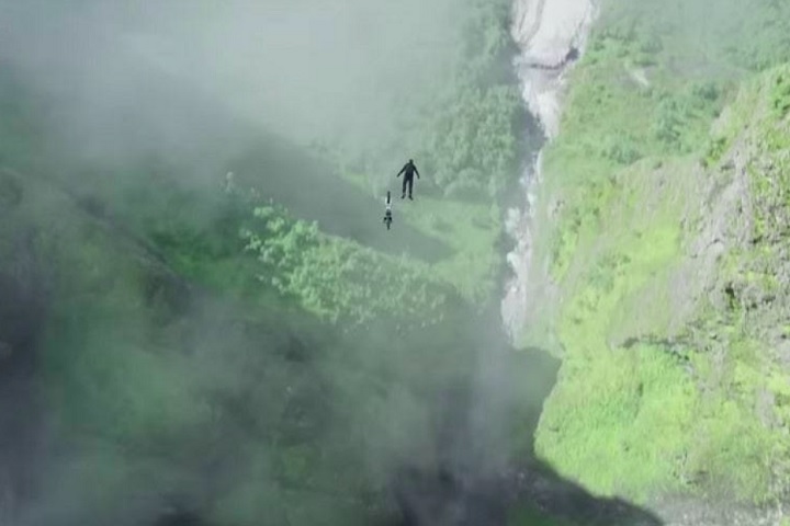 Além de cenas de luta em cima de um trem em movimento, o filme conta com um salto de moto em um penhasco que Tom Cruise treinou por quase um ano!-Reprodução/Paramount Pictures