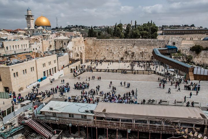 No judaísmo, Jerusalém é reverenciada como o local do antigo Templo de Salomão, que abrigava a Arca da Aliança e era o centro da vida religiosa do povo judeu. 
