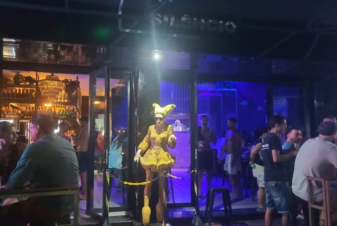Artista plástico faz escultura de Lady Gaga e bar bomba em Ipanema