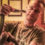 Tim Friede - Homem injeta veneno de cobras em si mesmo para desenvolver soro universal