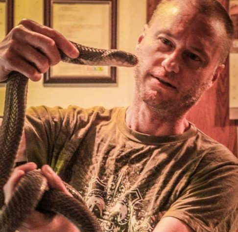 Tim Friede - Homem injeta veneno de cobras em si mesmo para desenvolver soro universal