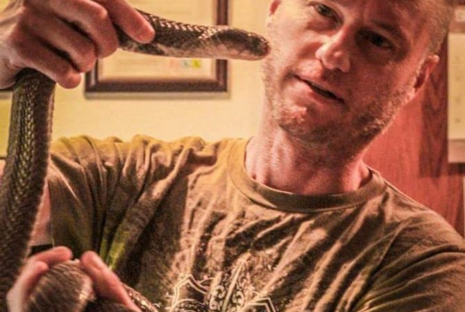 Homem se deixou ser picado 856 vezes por cobras para criar ‘soro universal’