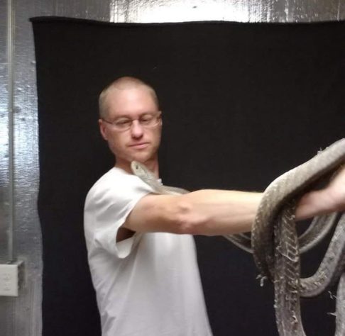 Tim Friede - Homem injeta veneno de cobras em si mesmo para desenvolver soro universal