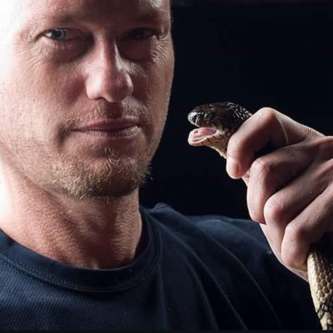 Tim Friede - Homem injeta veneno de cobras em si mesmo para desenvolver soro universal
