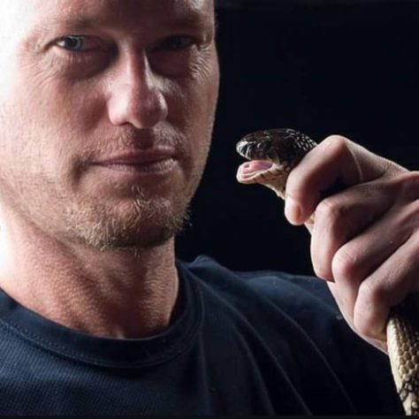 Tim Friede - Homem injeta veneno de cobras em si mesmo para desenvolver soro universal