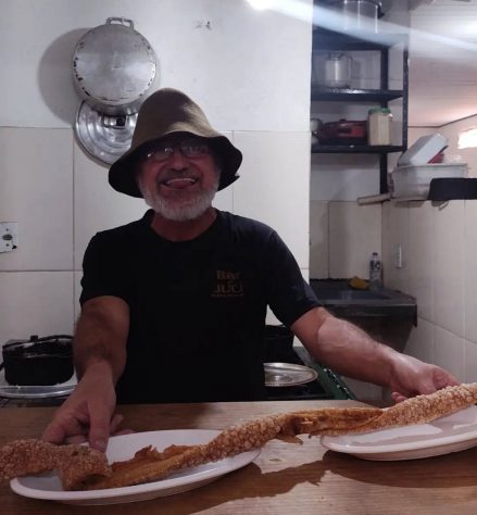 Bar de Belo Horizonte viraliza com torresmo gigante de 2 metros e self-service de cachaça