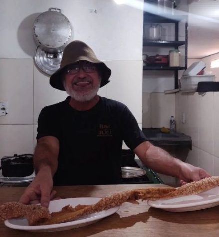 Bar de Belo Horizonte viraliza com torresmo gigante de 2 metros e self-service de cachaça