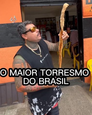 Bar de Belo Horizonte viraliza com torresmo gigante de 2 metros e self-service de cachaça