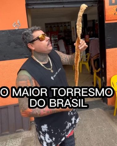Bar de Belo Horizonte viraliza com torresmo gigante de 2 metros e self-service de cachaça