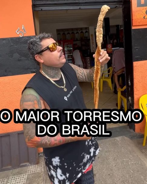 Hoje, JosÃ© vende desde porÃ§Ãµes pequenas atÃ© o famoso "torresmÃŽmetro", que pode passar de 1 metro e custa em torno de R$ 40.