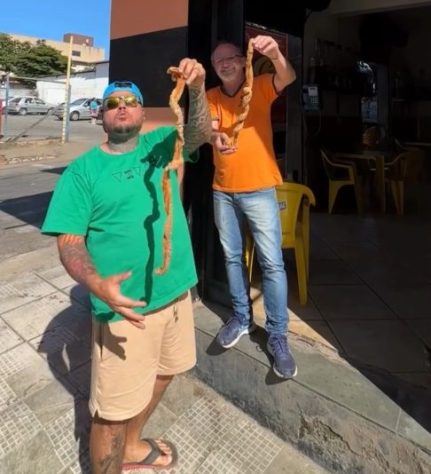 Bar de Belo Horizonte viraliza com torresmo gigante de 2 metros e self-service de cachaça