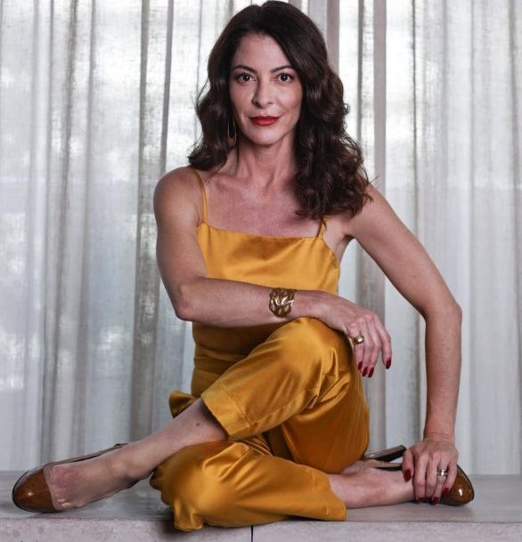 Em uma das histórias ela conta que, ao pedir demissão da Globo, deixou para trás um dos salários mais altos do jornalismo brasileiro para tomar as rédeas de sua própria vida.