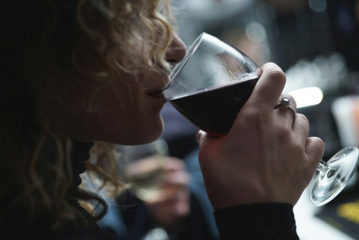 Mulher bebendo vinho