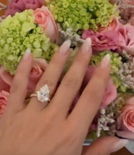 Quatro dias depois, ela exibiu em vídeo no Instagram o luxuoso anel de casamento. Na véspera, ela já havia aparecido com a joia no dedo durante evento de lançamento de livro do marido. 
