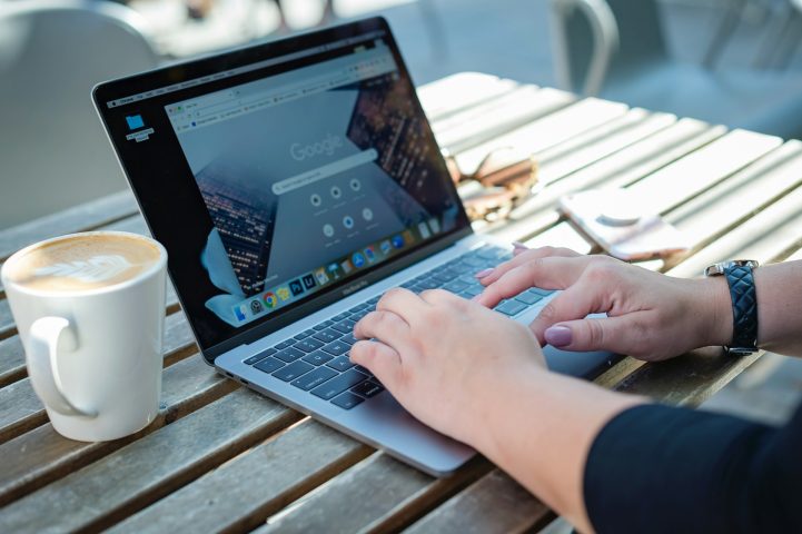 Outros estabelecimentos estão impondo limite de tempo nas mesas ou até proibindo o uso de notebooks nos fins de semana.
