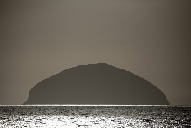 Existe? Ilha misteriosa descoberta no século 19 intriga pesquisadores até hoje