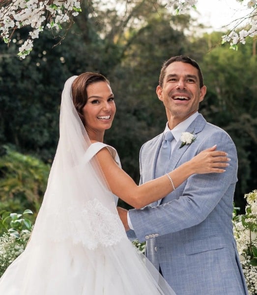 Isis Valverde: após badalada festa de casamento, atriz exibe anel luxuoso