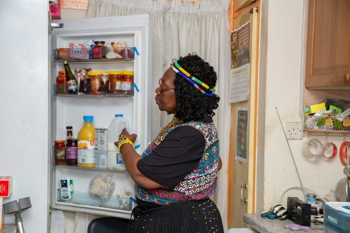 Mulher abrindo geladeira