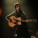 O ator Timothée Chalamet interpreta canções de Bob Dylan no "Saturday Night Live"