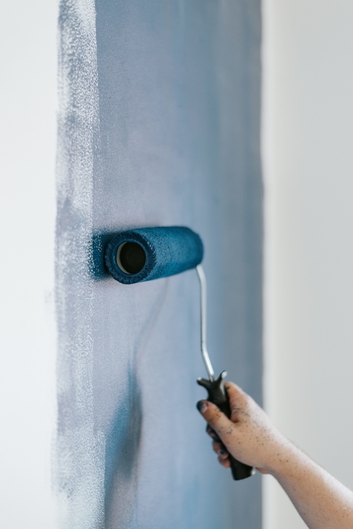 Pintura refletiva: tetos e fachadas recebem tintas térmicas que refletem a luz solar, diminuindo a transferência de calor para o interior.