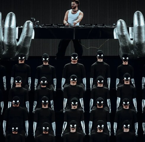 "A gente não tava planejando esse show agora, mas, após a repercussão do Coachella, reviu nossa estratégia. Vai ser um show diferente até para gente, ainda está em desenvolvimento, bem diferente do Coachella. Ainda não posso falar os convidados, mas serão muito legais, meio disruptivo, que faz sentido para o contexto. Terá show de abertura também”, declarou.
