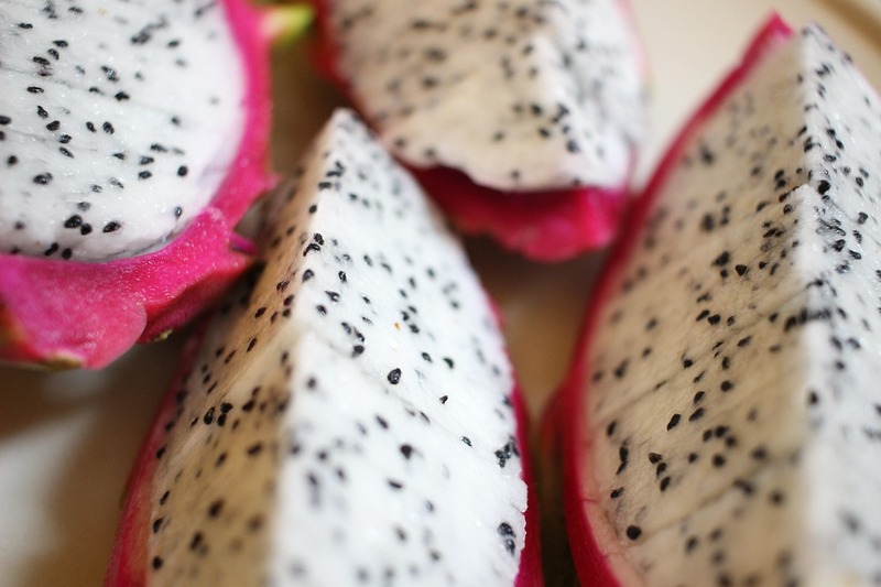 A plantação de pitaya depende do clima local, mas períodos mais quentes favorecem o enraizamento. Em regiões tropicais, o plantio pode ser feito em qualquer época, desde que a planta receba água suficiente e calor adequado.