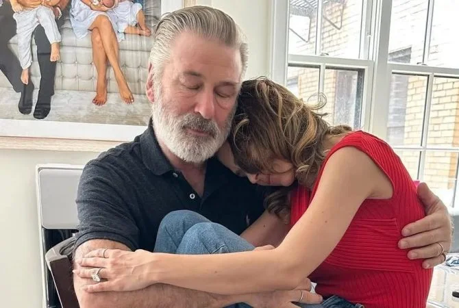 Cansada de ter filhos (7 ao todo), mulher de Alec Baldwin diz que ele quer mais