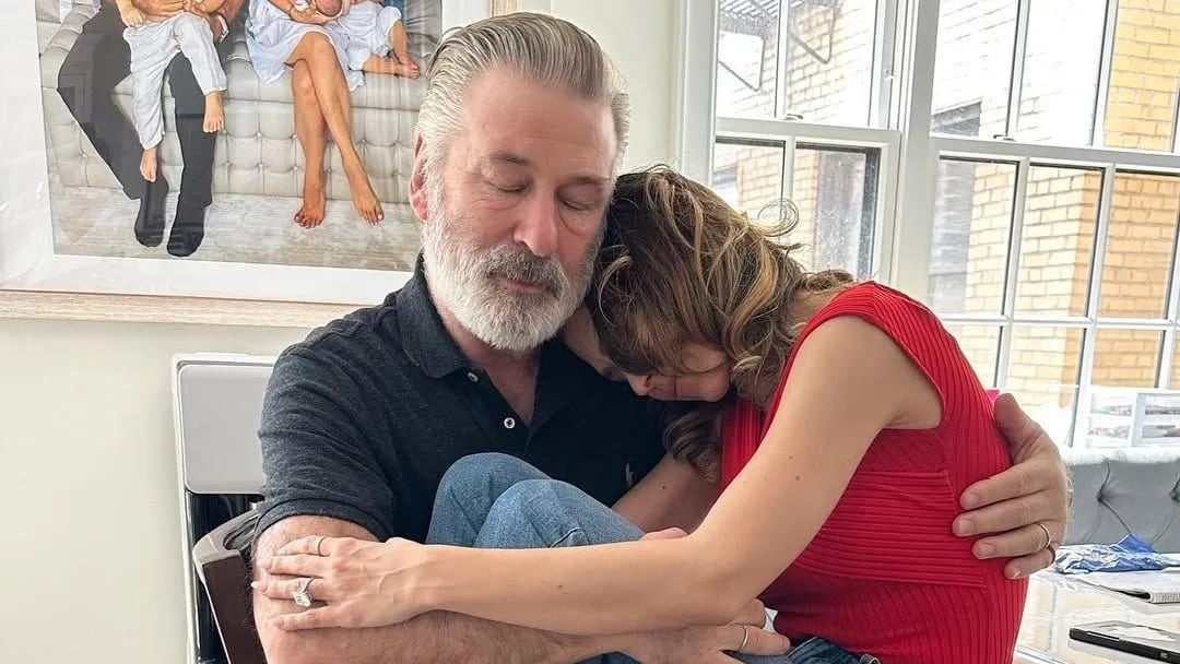 Cansada de ter filhos (7 ao todo), mulher de Alec Baldwin diz que ele quer mais