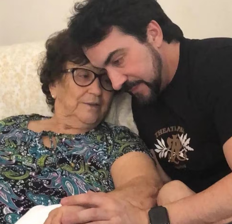 Ao falar da morte da mãe, aos 83 anos, ele lembrou que não pôde ficar ao lado dela no hospital, por motivos de segurança. A última conversa entre eles foi por chamado de vídeo, quando Ana Maria de Melo estava internada.
- Reprodução/Instagram @pefabiodemelo
