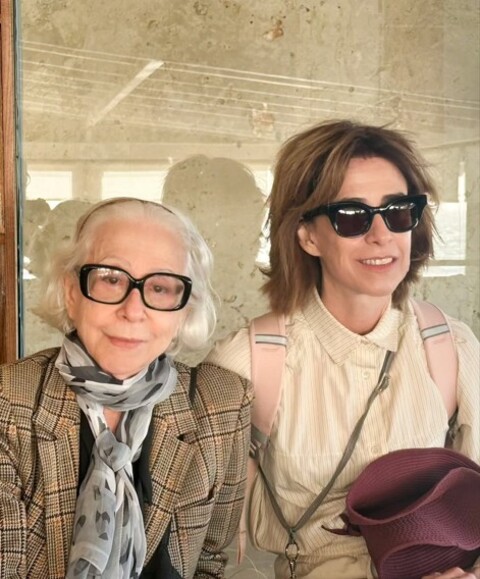 Em outro vídeo publicado nas redes, Fernanda Montenegro exibiu cenas de sua viagem de férias com a filha Fernanda Torres, laureada este ano com o Globo de Ouro de Melhor Atriz de Drama por seu papel em “Ainda Estou Aqui”. 

