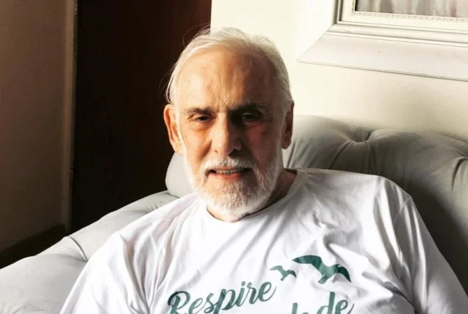 Com 130 kg, ator Francisco Cuoco tem dificuldades para se locomover